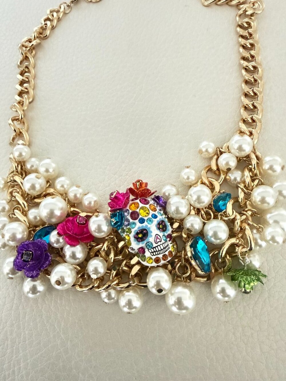 NWT BETSEY JOHNSON HALLOWEEN BIB NECKLACE FAUX PEARL SUGAR SKULL FLORAL $148 - Picture 3 of 7
